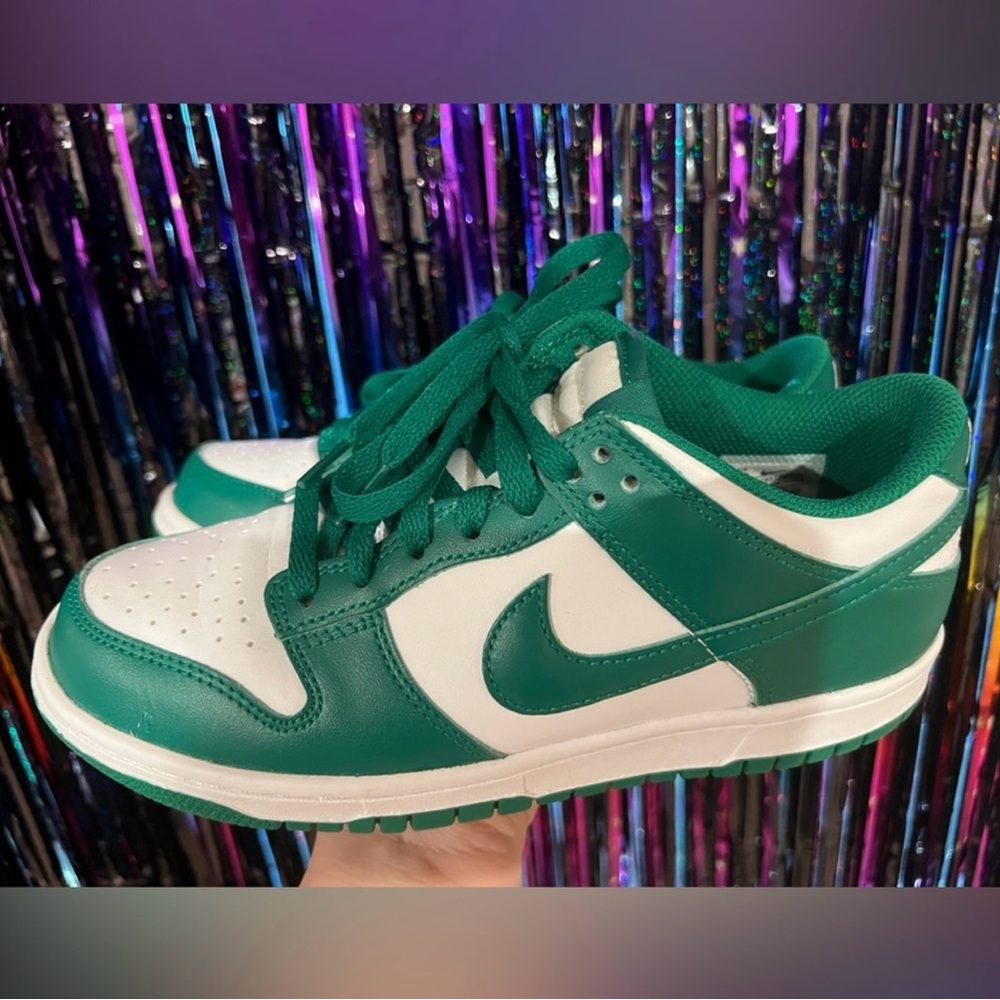 Big Kids Nike Dunks Green and white size 6 is equivalent to women’s 7 1/2 - Picture 2 of 5